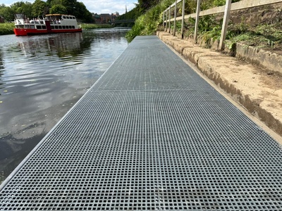 Installation of jetty with grid surface